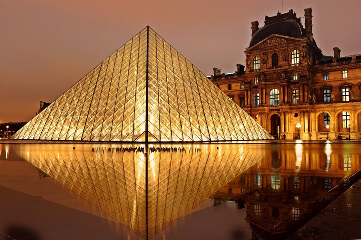 Louvre upplyst om natten